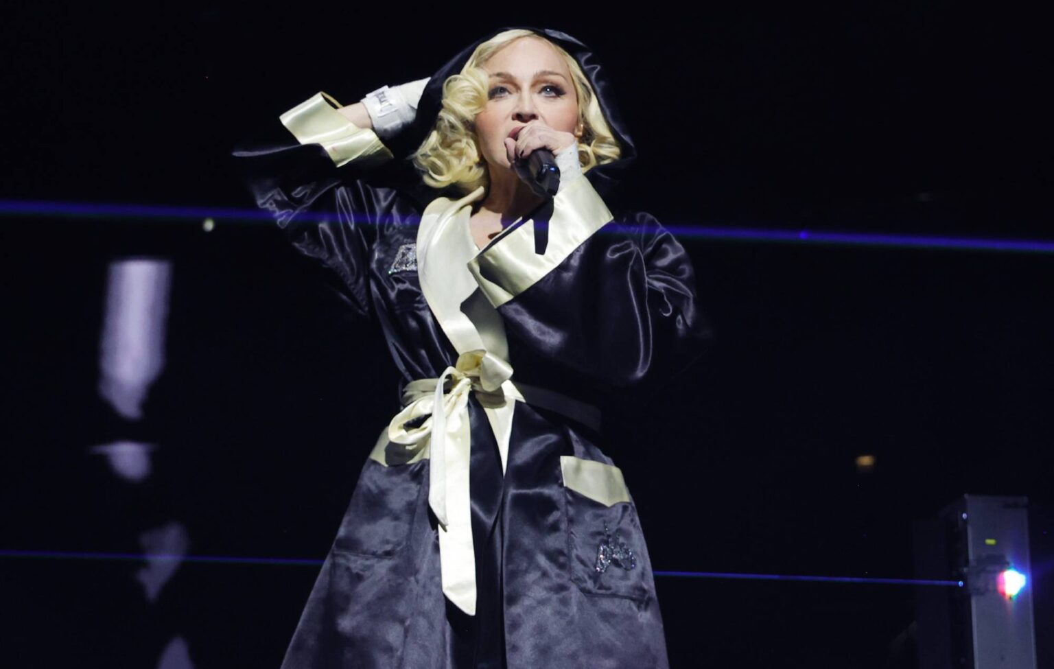 Madonna fala sobre sobreviver a doença durante show na Bélgica