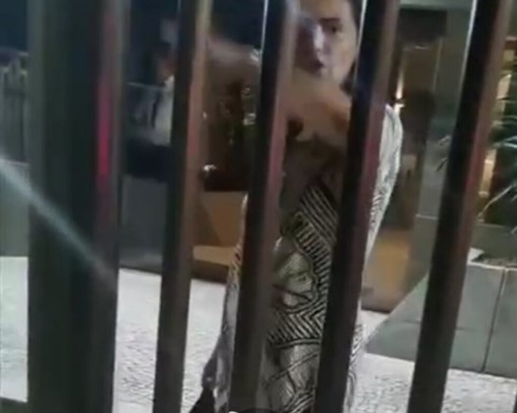 Após entregador se recusar a subir, mulher desce com cutelo para receber pedido em São Conrado; veja vídeo