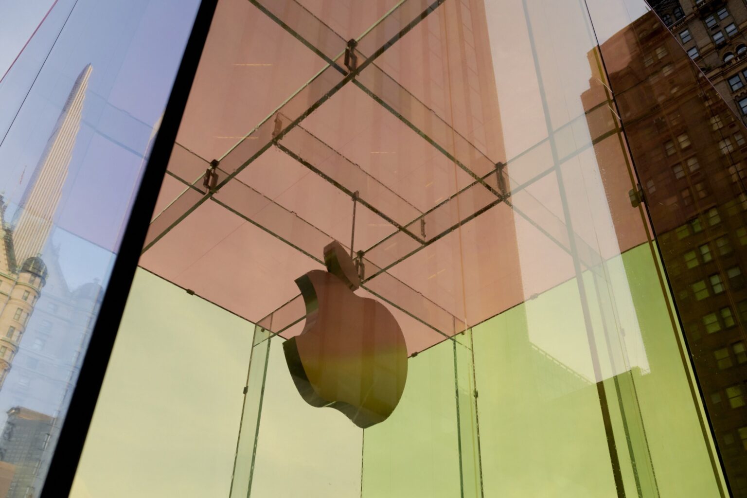 Apple abre 2024 sob pressão e atrás de pares em NY, mas analistas veem oportunidade