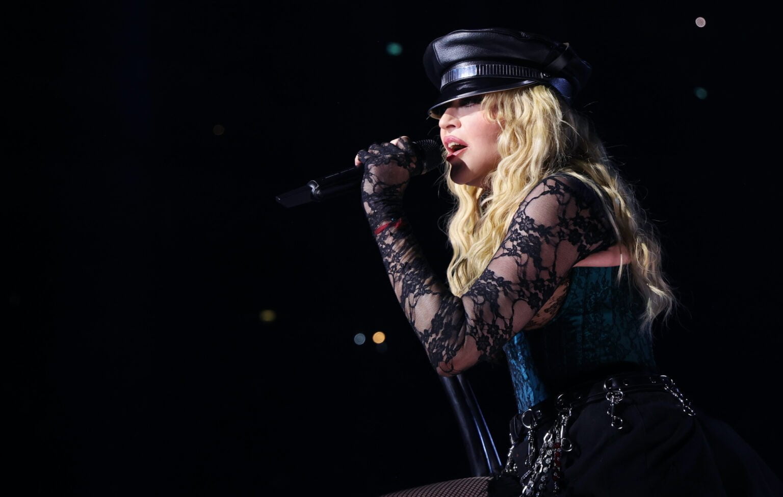 Assista Madonna tocar 'Frozen' pela primeira vez em sua 'Celebration Tour'