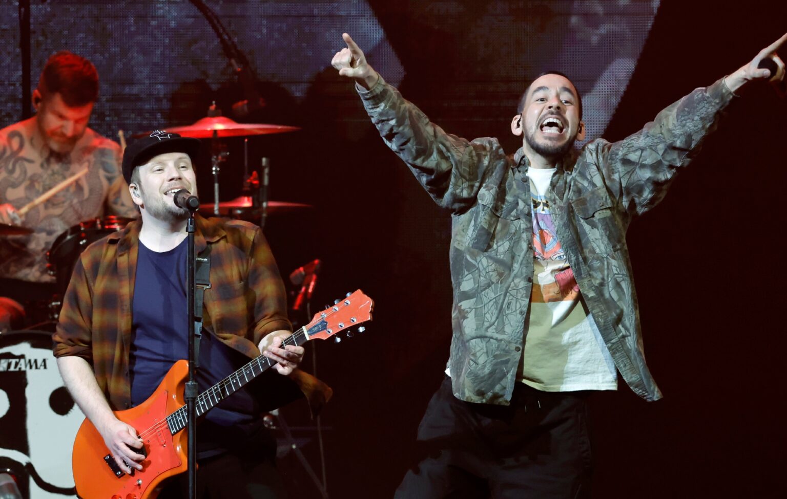 Assista Mike Shinoda se juntar ao Fall Out Boy para ‘Dance Dance’ no ALTer EGO