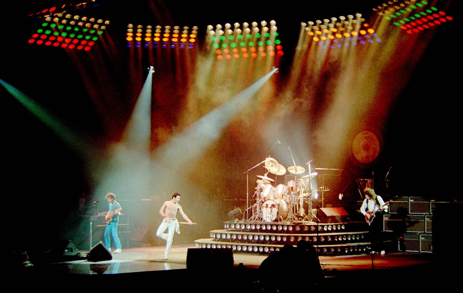 Assista a um clipe exclusivo do Queen cantando 'We Are The Champions' do novo filme ao vivo 'Rock Montreal'