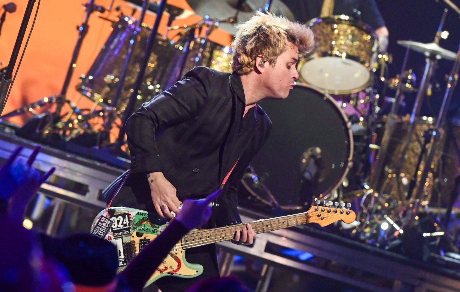 Billie Joe Armstrong, do Green Day, atribui problemas passados ​​com bebida ao medo do palco