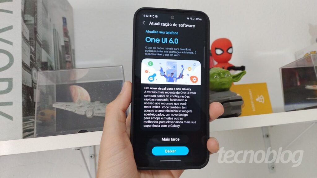 Galaxy A54 na tela de atualização para One UI 6