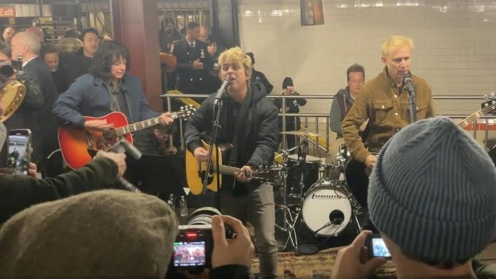 Green Day faz show no metrô de Nova York