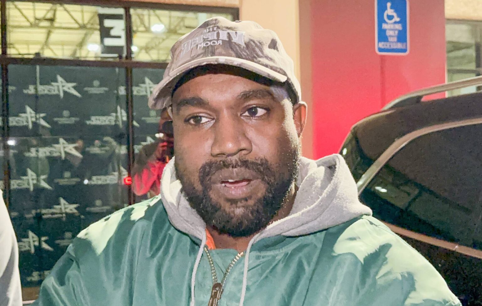 Kanye West é processado por supostamente socar caçador de autógrafos
