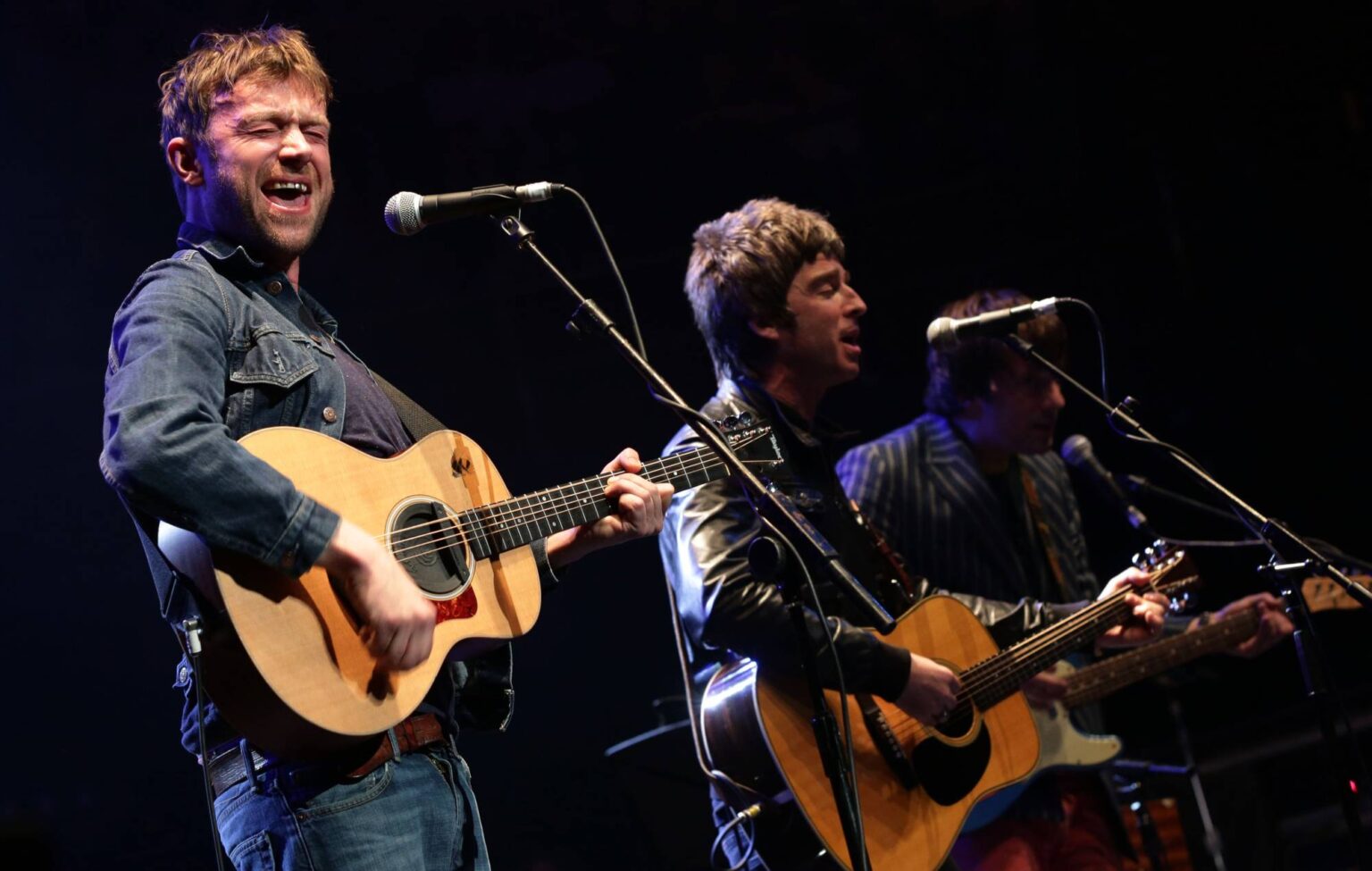 Liam Gallagher dá veredicto implacável sobre clipe ressurgido de Noel cantando com Damon Albarn
