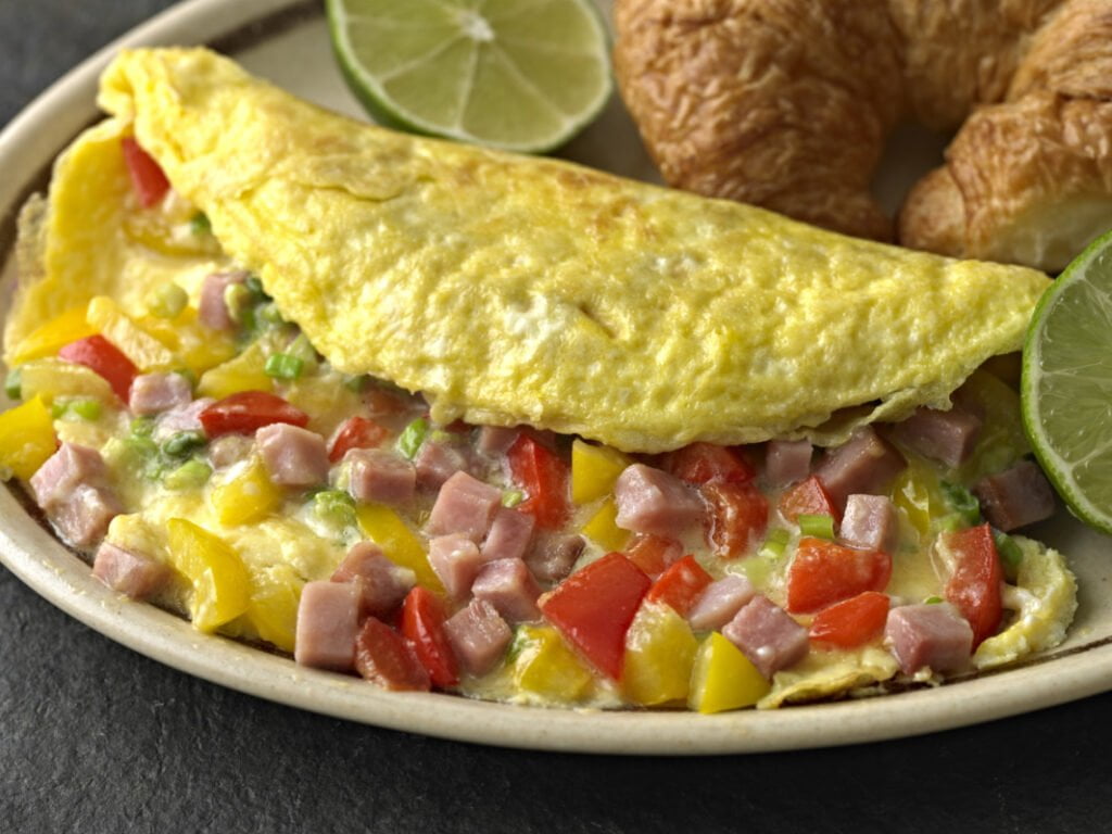 O ingrediente secreto aprovado pela IHOP para omeletes macias e fofas