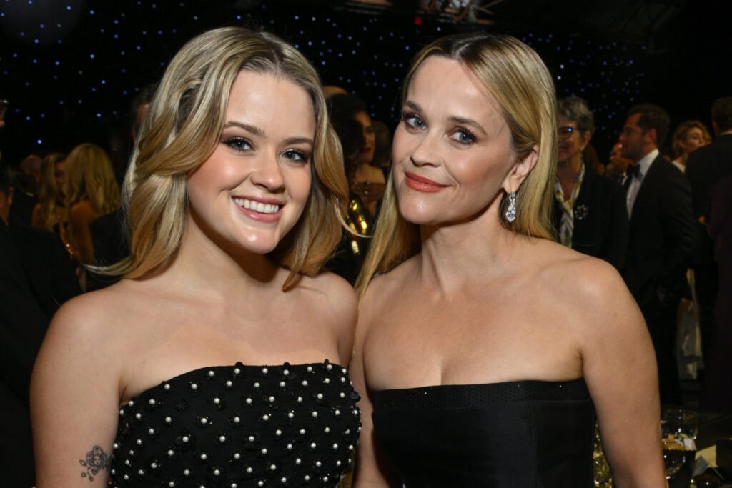 Reese Witherspoon brilha no tapete vermelho com filha sósia