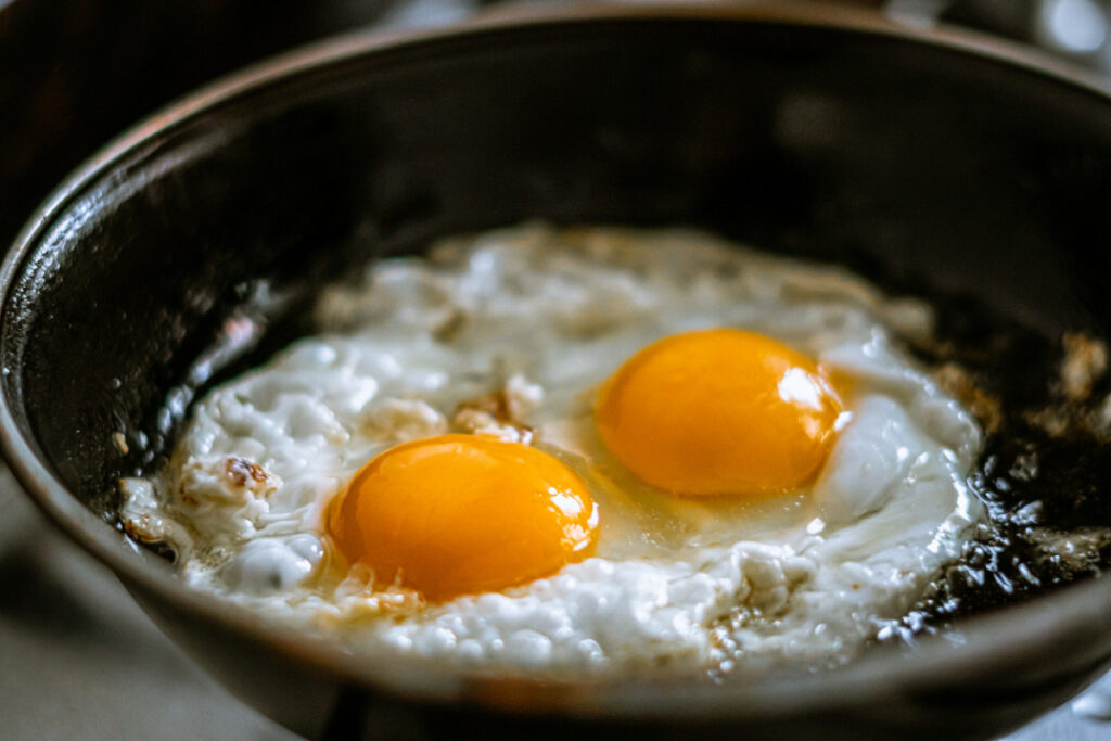 A maneira fácil de fazer ovos fritos com bordas crocantes e gemas perfeitamente cozidas sempre