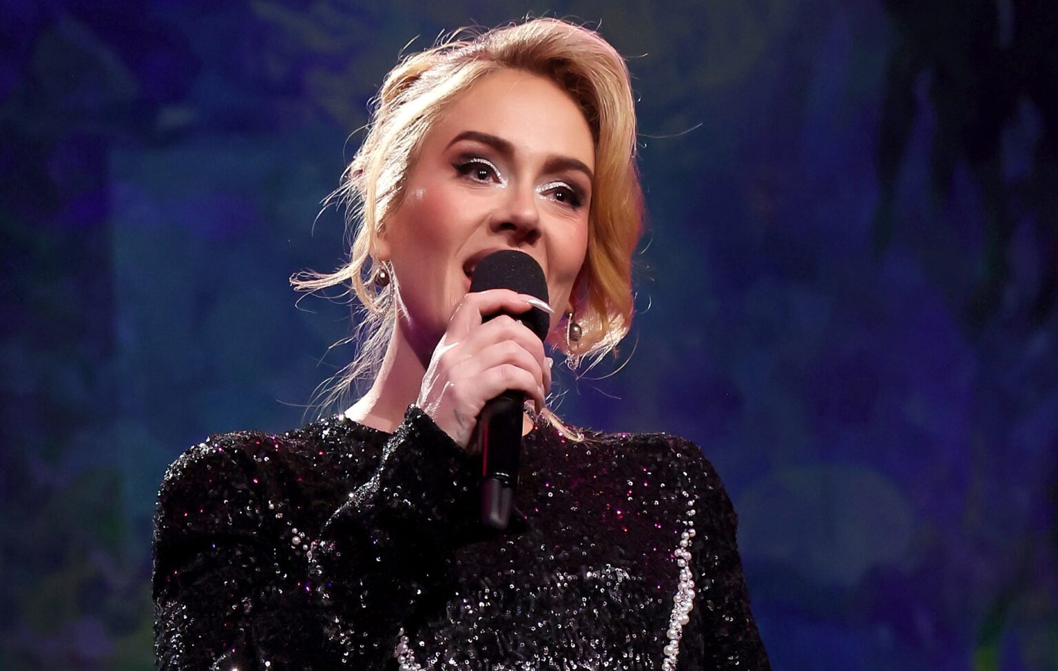 Adele interrompe residência em Las Vegas devido a doença