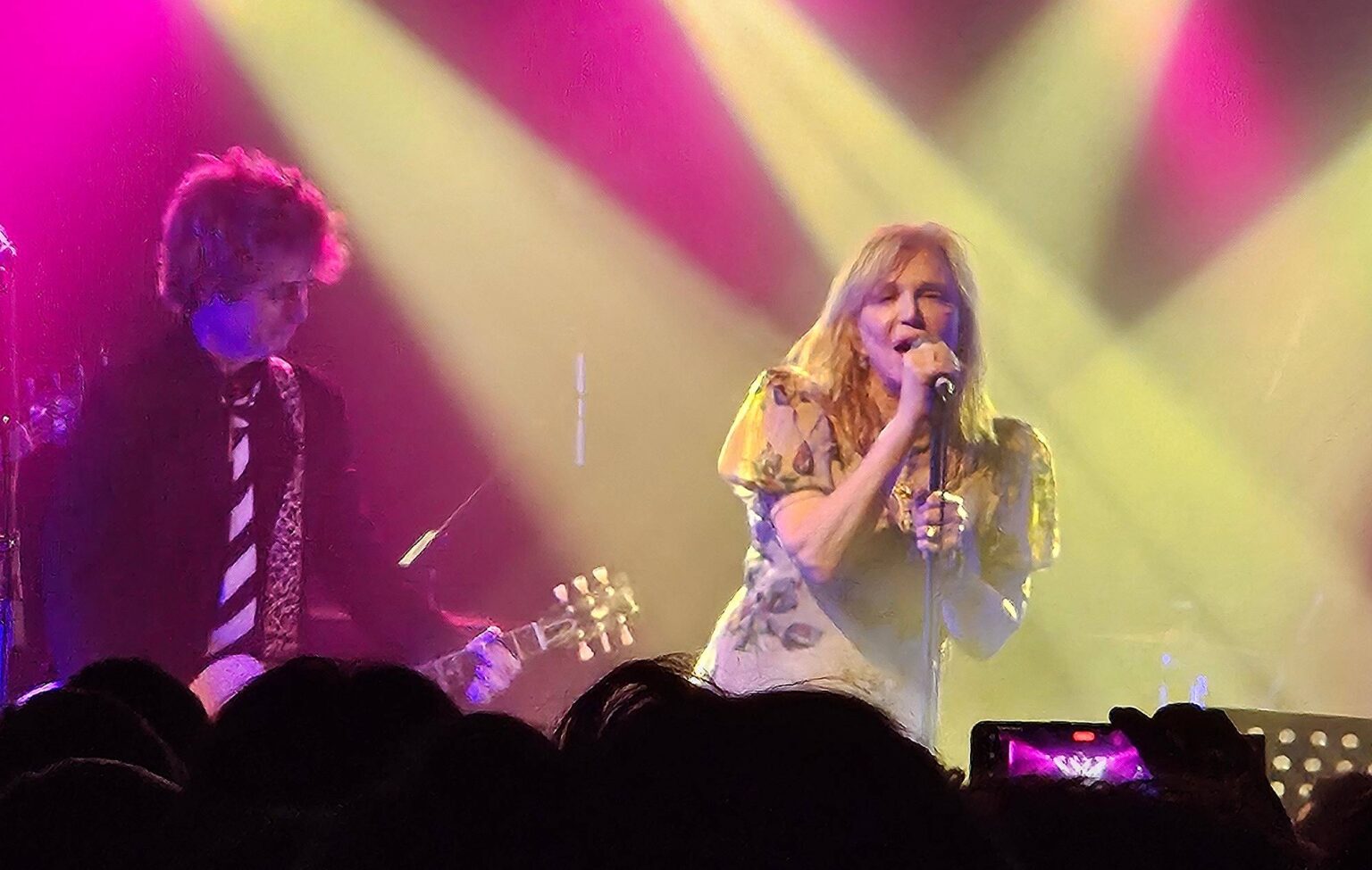 Assista Courtney Love se juntar a Billie Joe Armstrong no palco para show íntimo da banda em Londres