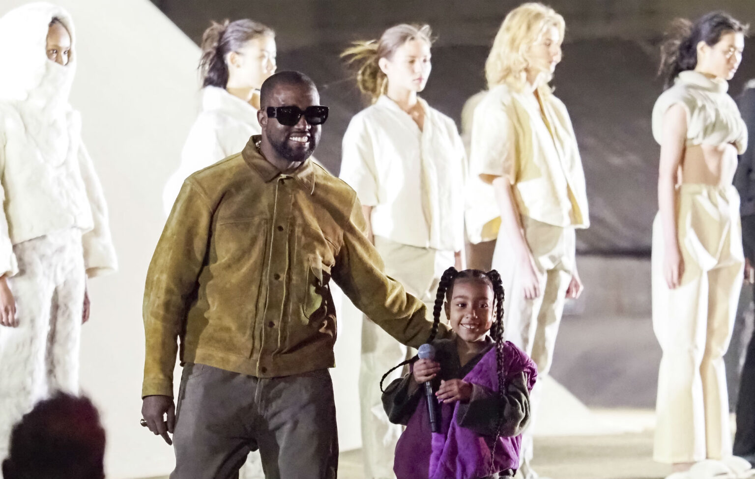 Assista Kanye West e sua filha North cantando 'TALKING' juntos em Paris pela primeira vez