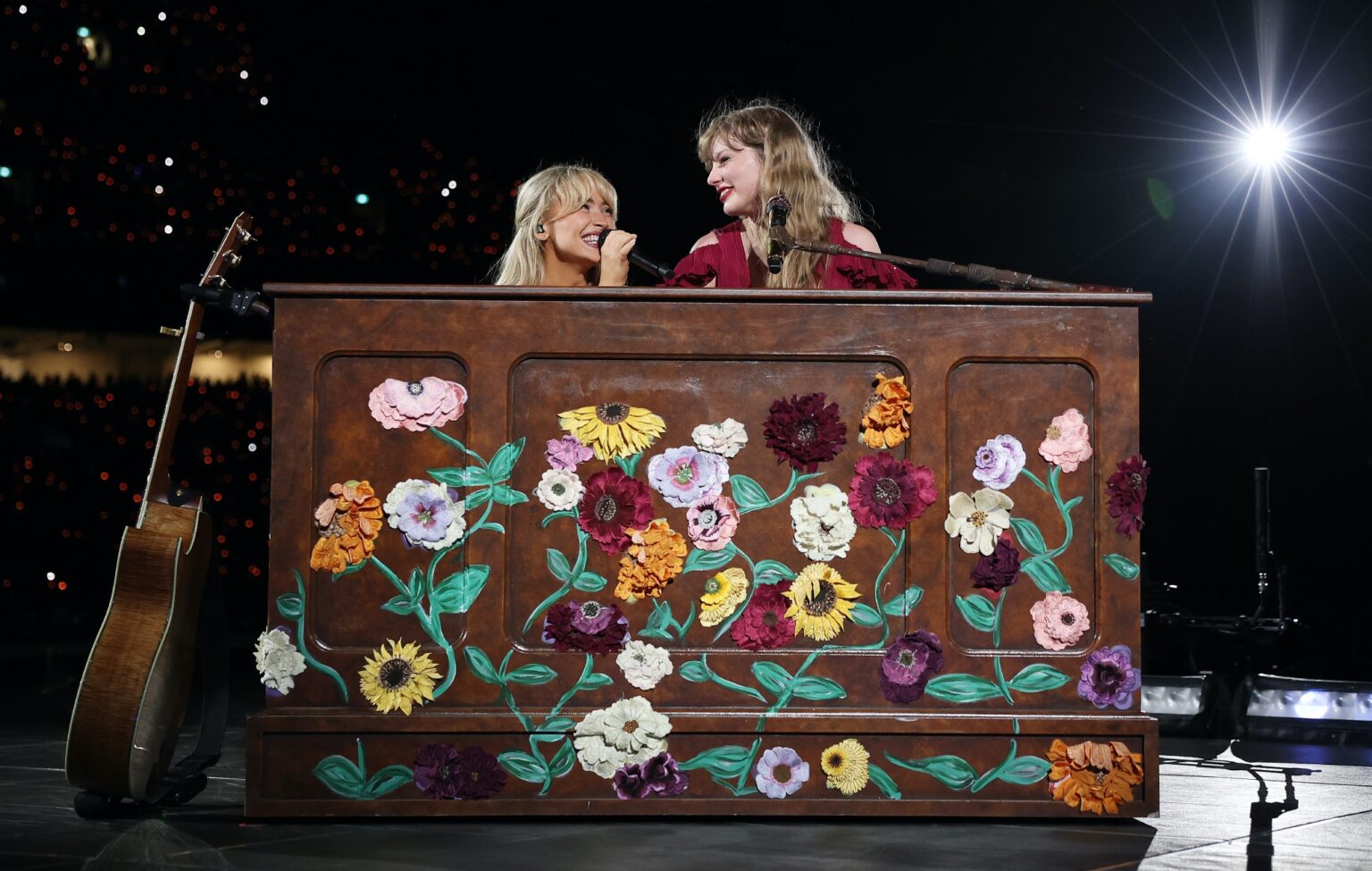 Assista Taylor Swift e Sabrina Carpenter cantando 'White Horse'