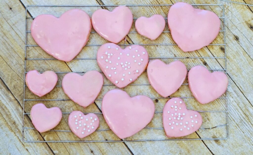 Biscoitos de coração lindos em rosa são o doce presente que todos podem desfrutar neste Dia dos Namorados