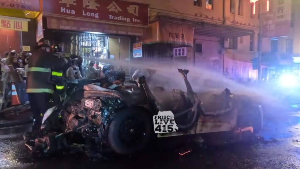 Carro da Waymo, robotáxi do Google, é destruído após incêndio iniciado com fogos de artifício (Imagem: Reprodução/YouTube)