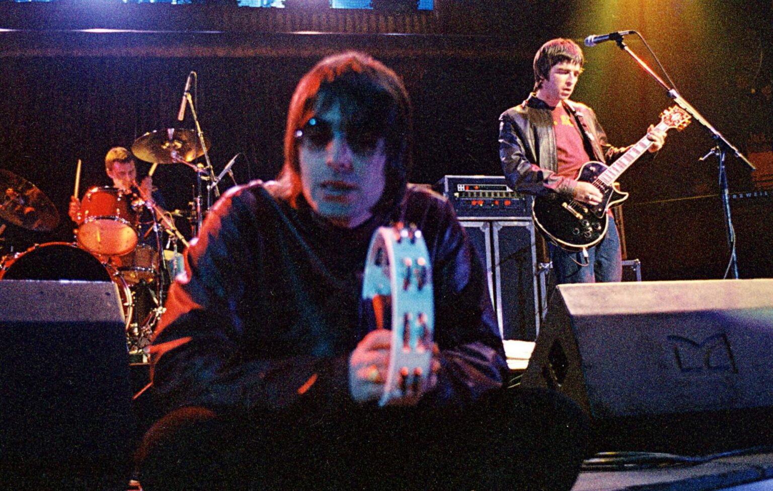 Liam Gallagher diz que vê Noel “sem olhar para trás com raiva” e se oferece para “mandar-lhe uma caixa de chocolates” para a reunião do Oasis
