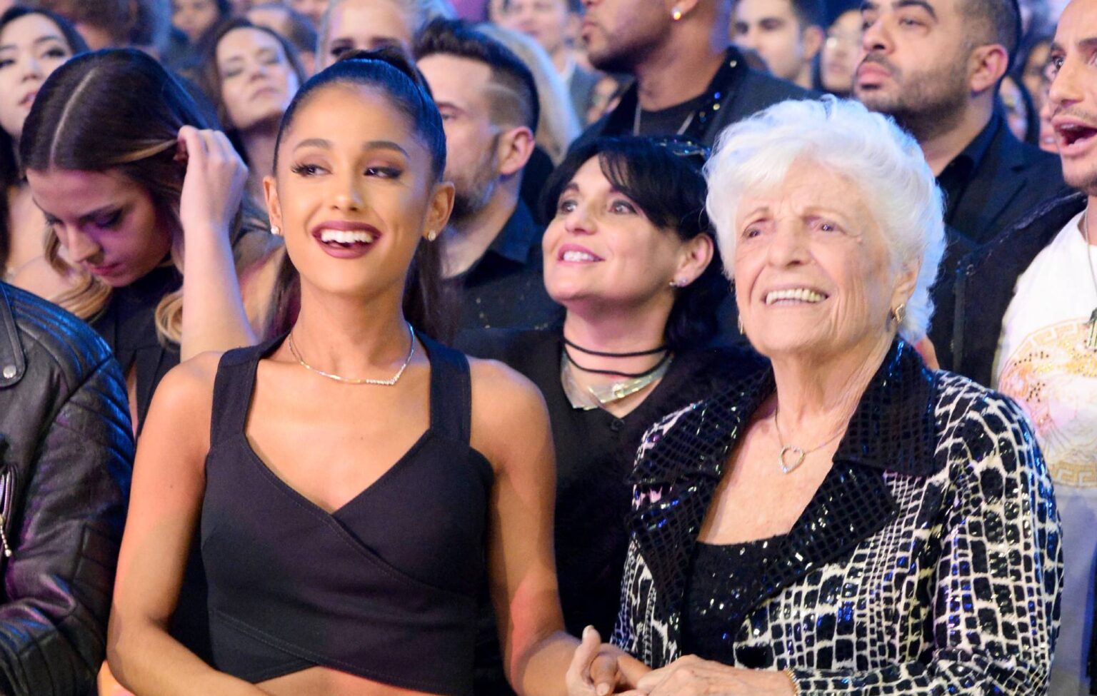A avó de Ariana Grande, de 98 anos, é agora a pessoa mais velha a atingir o Billboard Hot 100