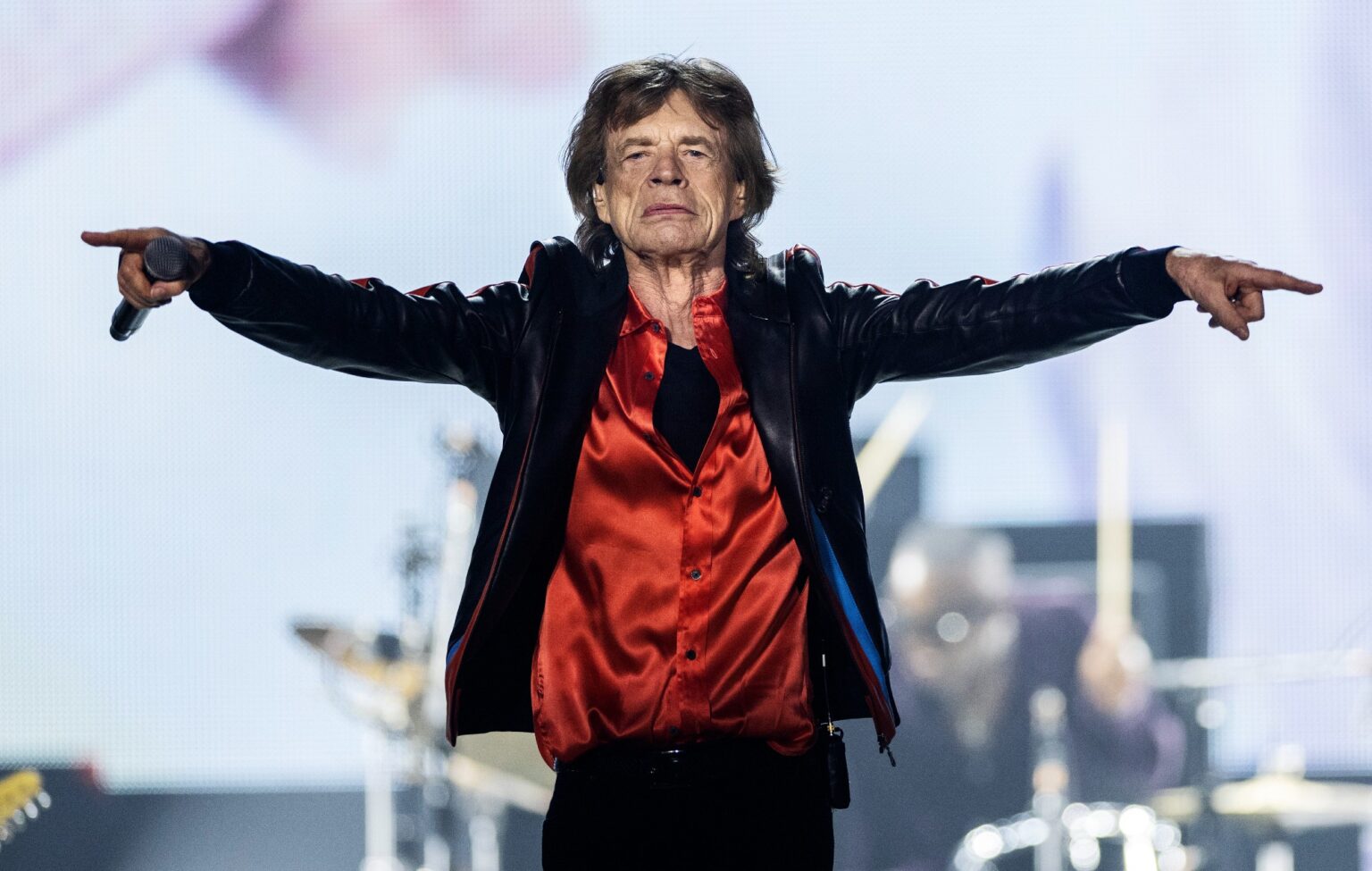 Assista Mick Jagger dançando 'Moves Like Jagger' em um bar