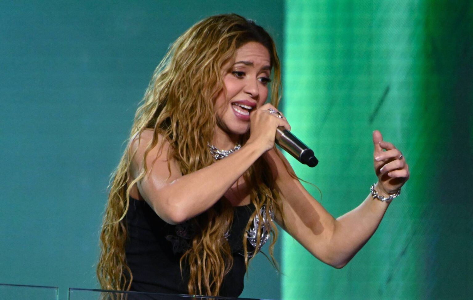 Assista Shakira fazer show pop-up gratuito na Times Square de Nova York para 40 mil fãs