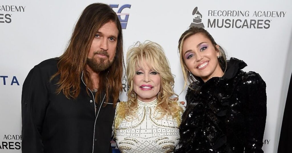 Dolly Parton orientando Miley Cyrus para consertar o relacionamento de Billy Ray Cyrus