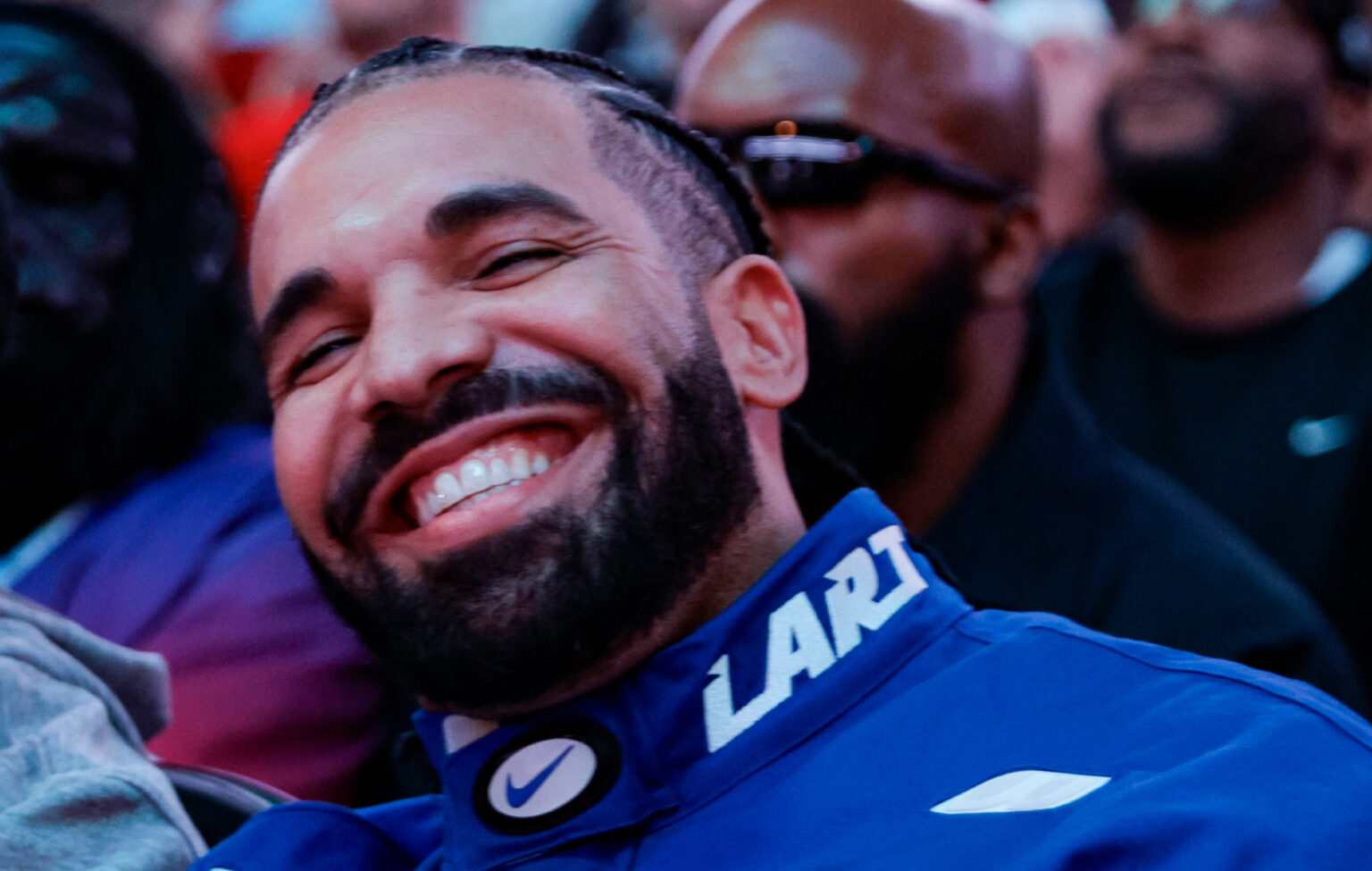 Drake paga US$ 25 mil a fã grávida para provar que é um “papai rico”