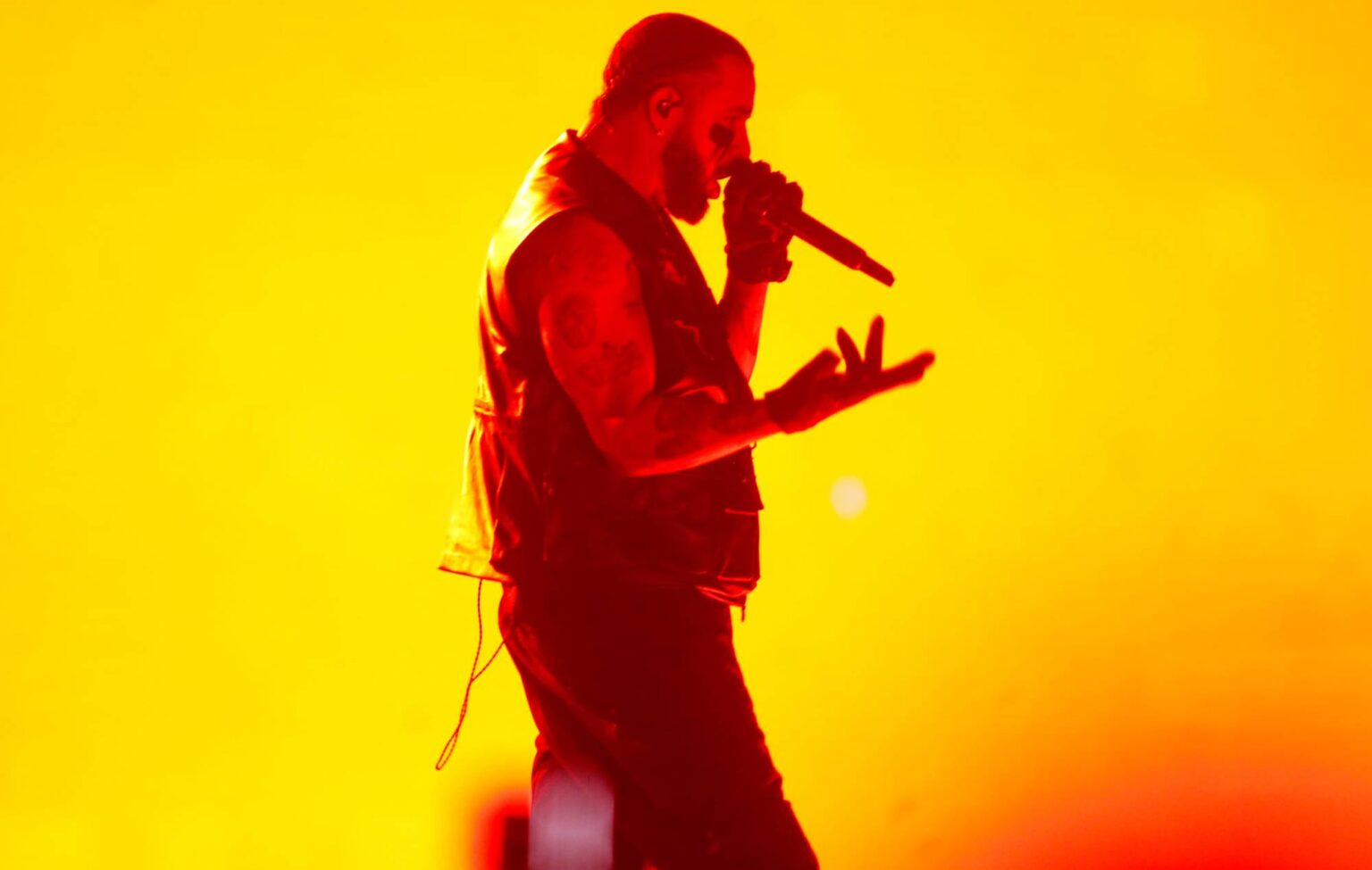 Drake presta homenagem a dois fãs mortos fora de seu show em St.