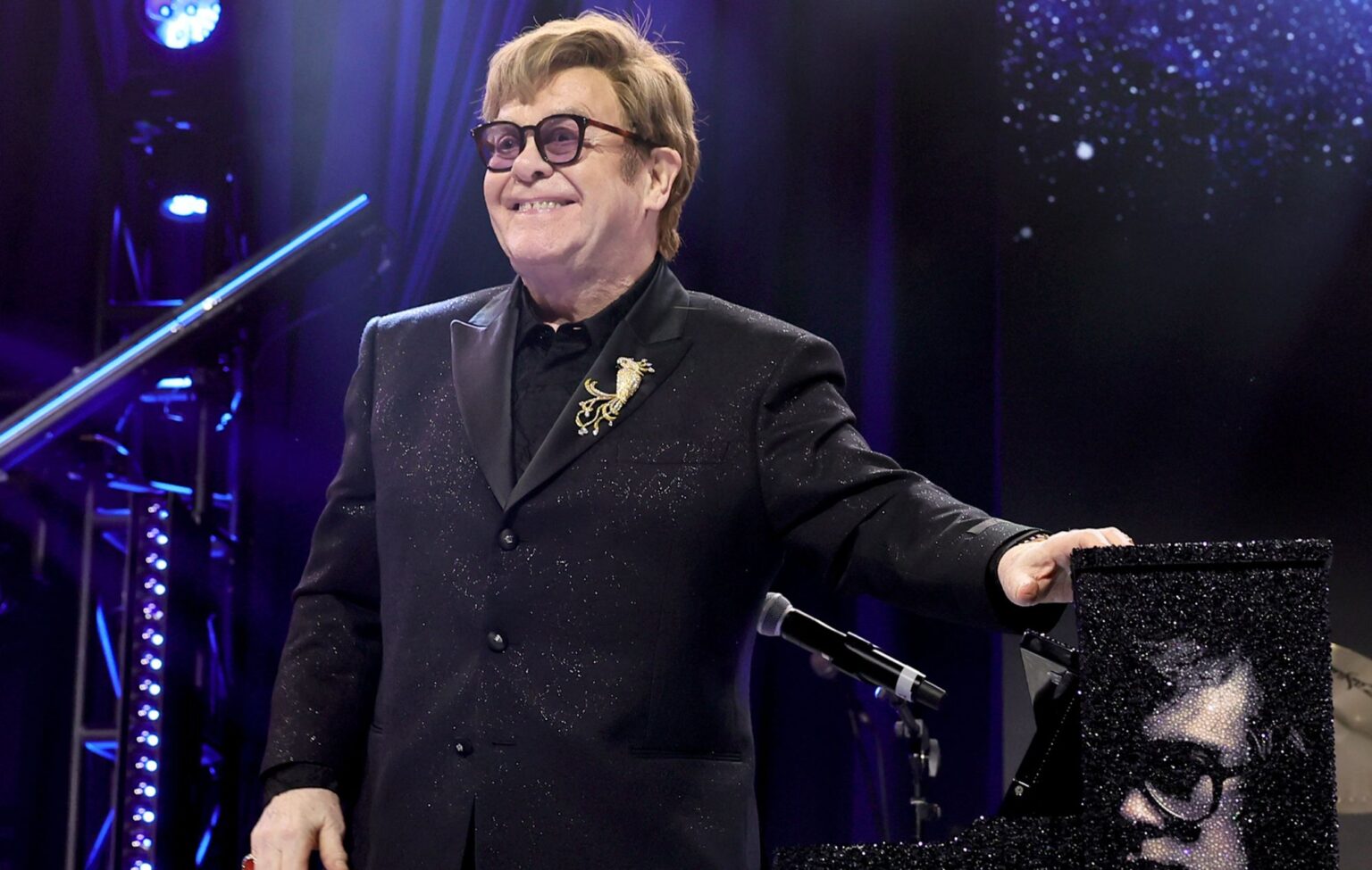 Elton John está trabalhando em dois musicais e está “aberto a grandes ideias”