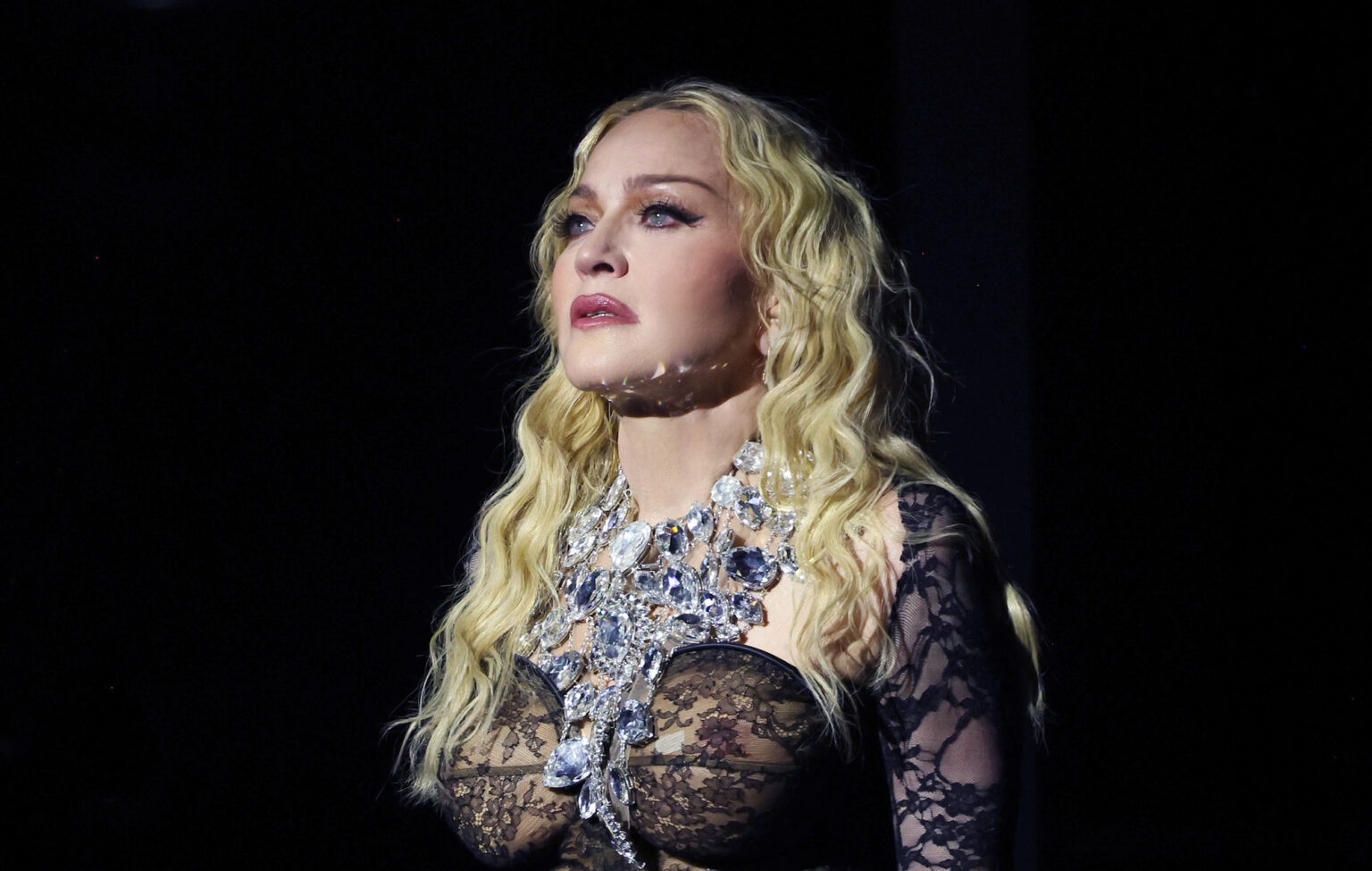 Fã em cadeira de rodas responde a Madonna chamando-a em show