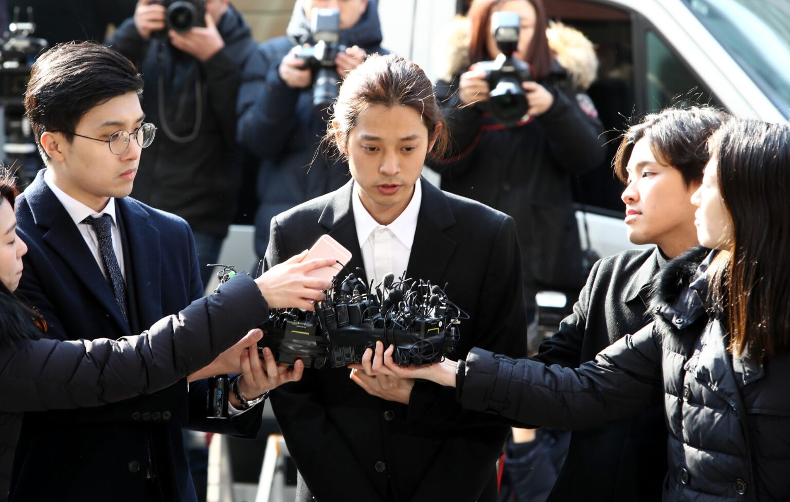 O desonrado cantor de K-pop Jung Joon-young é libertado da prisão