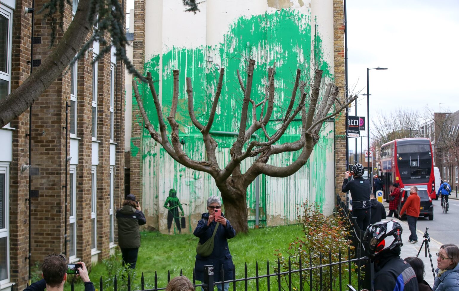 Proprietário de apartamentos murais de Banksy diz que não pagará aluguel