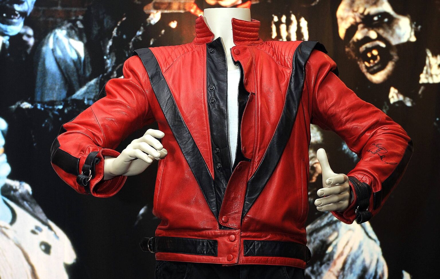 Uma das icônicas jaquetas de 'Thriller' de Michael Jackson está em leilão