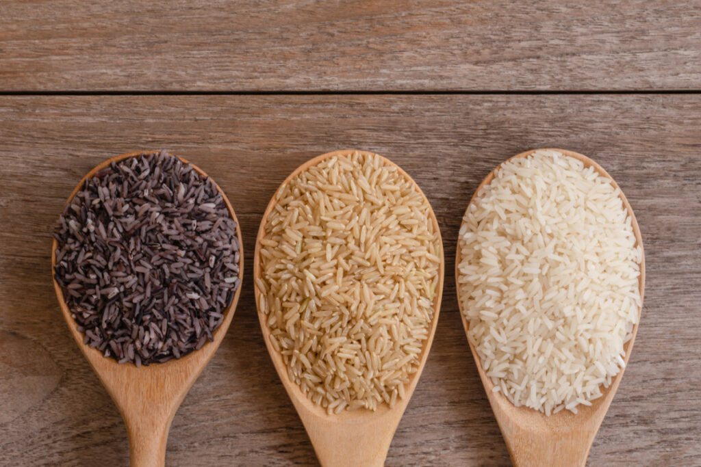 O arroz é um alimento básico em dietas em todo o mundo — mas qual é o tipo mais saudável? Dietistas opinam